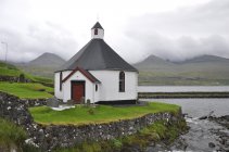 07. Haldarsvík - kostel u průlivu Sundini
